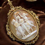 ヴィクトリア時代 三美神のアンティークシェルカメオ 18金ゴールド枠 ペンダントトップ
