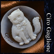 カメオ彫刻家ガリオーネ氏製作のカメオ　猫の図柄