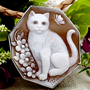 チロ・ガリオーネ作 猫のシェルカメオ 八角形 2WAYブローチ&ネックレス シルバー枠