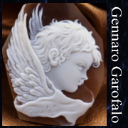 カメオ彫刻家ガロファロ氏の天使の図柄のカメオ