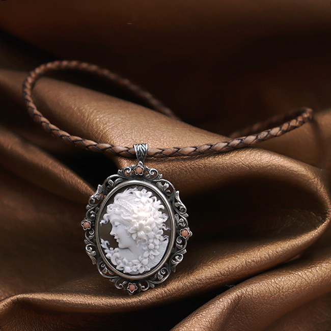 女神フローラの図柄のカメオブローチ＆ネックレス製品の写真