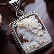女神バッカンテの立体彫刻シェルカメオペンダント アンティークデザインシルバー枠
