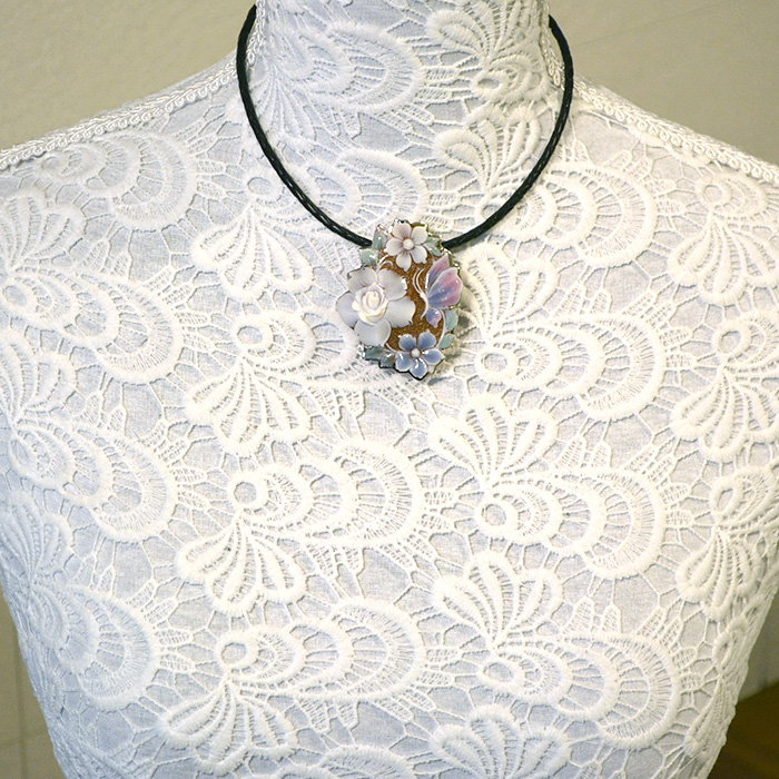 カメオブローチ＆ネックレスの写真。お花の図柄。