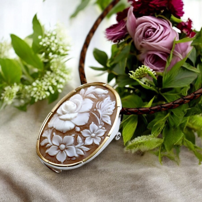 花のシェルカメオ 18金ゴールド枠 ブローチ＆ネックレス 2WAYフラワーカメオ