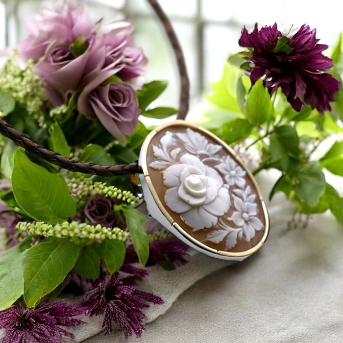 花のシェルカメオ 18金ゴールド枠 ブローチ＆ネックレス 2WAYフラワーカメオ