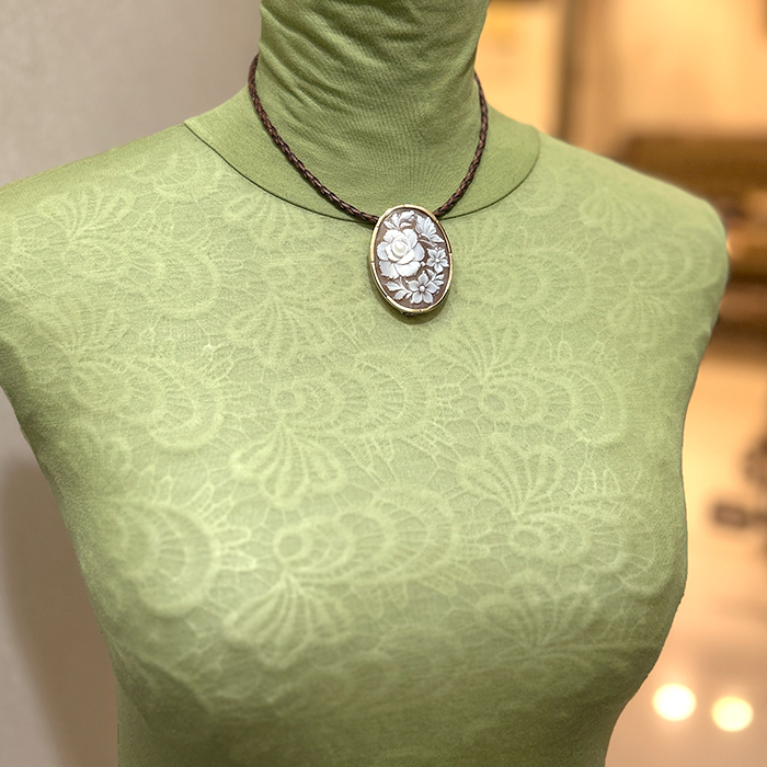 花のシェルカメオ 18金ゴールド枠 ブローチ＆ネックレス 2WAYフラワーカメオ