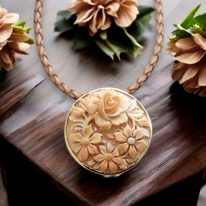 立体花のシェルカメオブローチ＆ネックレス コーネリアンシェル 18金ゴールド枠 2WAY レザーネックレス付