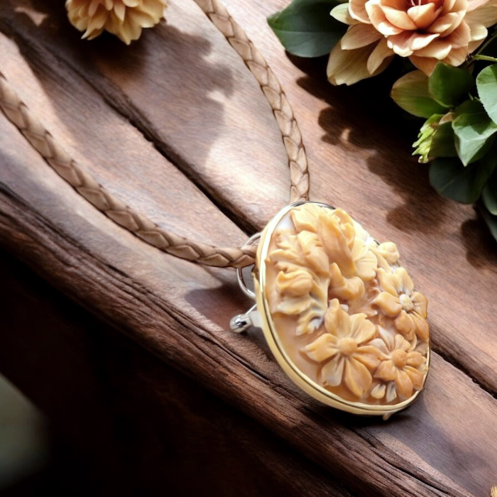 立体花のシェルカメオブローチ＆ネックレス コーネリアンシェル 18金ゴールド枠 2WAY レザーネックレス付