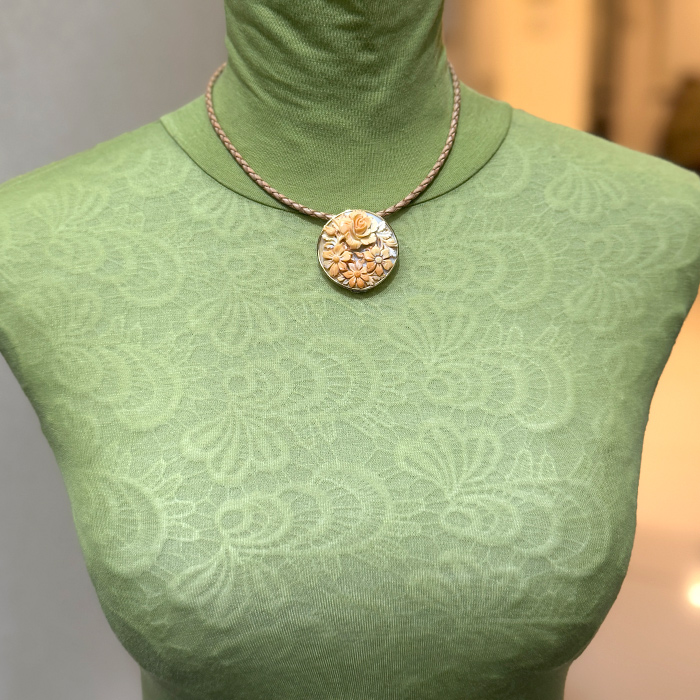 立体花のシェルカメオブローチ＆ネックレス コーネリアンシェル 18金ゴールド枠 2WAY レザーネックレス付