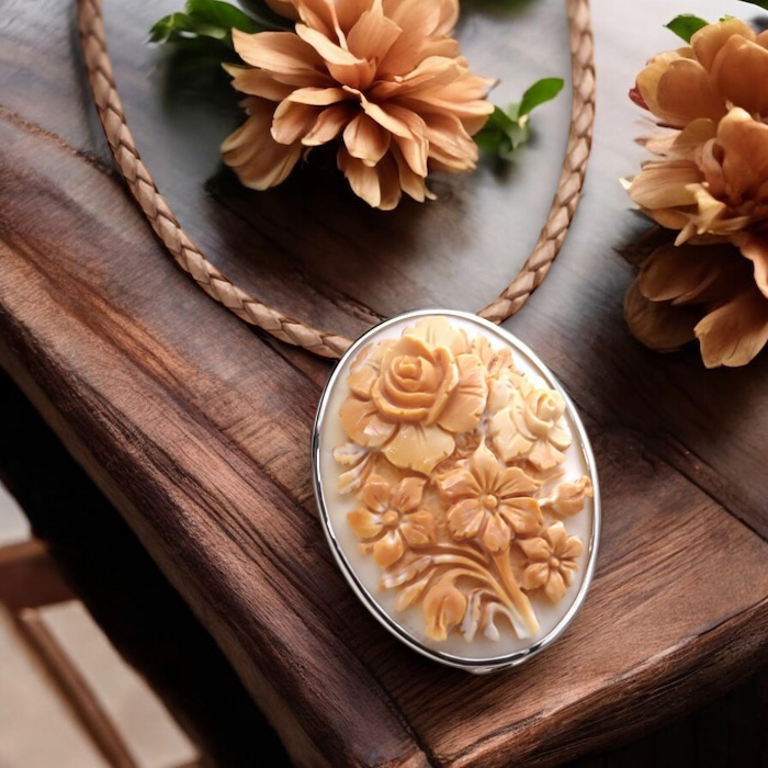 立体花のシェルカメオブローチ＆ネックレス コーネリアンシェル  レザーネックレス付