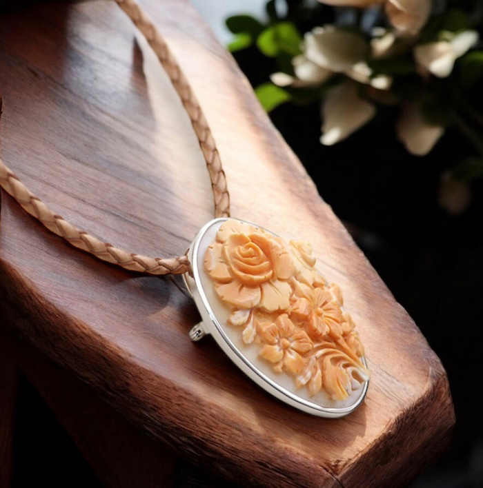 立体花のシェルカメオブローチ＆ネックレス コーネリアンシェル  レザーネックレス付