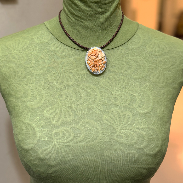 立体花のシェルカメオブローチ＆ネックレス コーネリアンシェル  レザーネックレス付
