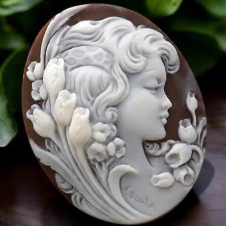 女性像シェルカメオ フランコ・スカラ作 花と横顔の立体彫刻カメオ