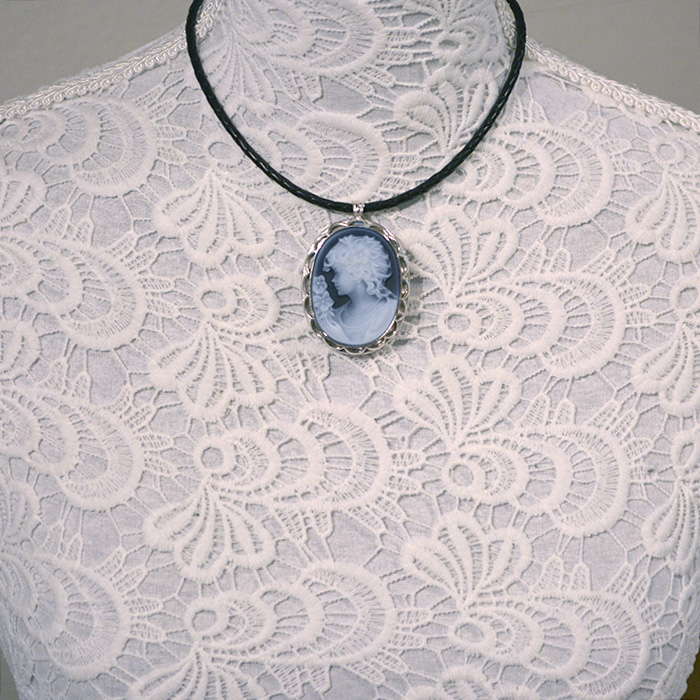 メノウカメオのブローチ＆ネックレスの写真。