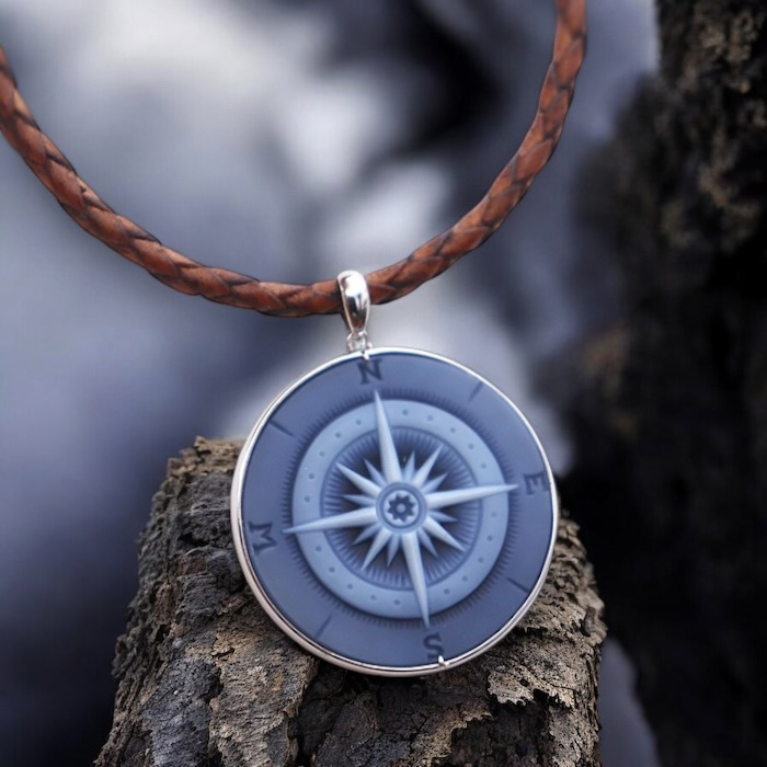 ドイツ製メノウカメオ　羅針盤モチーフのペンダント