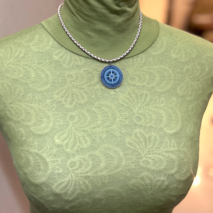 ドイツ製メノウカメオ　羅針盤モチーフのペンダント