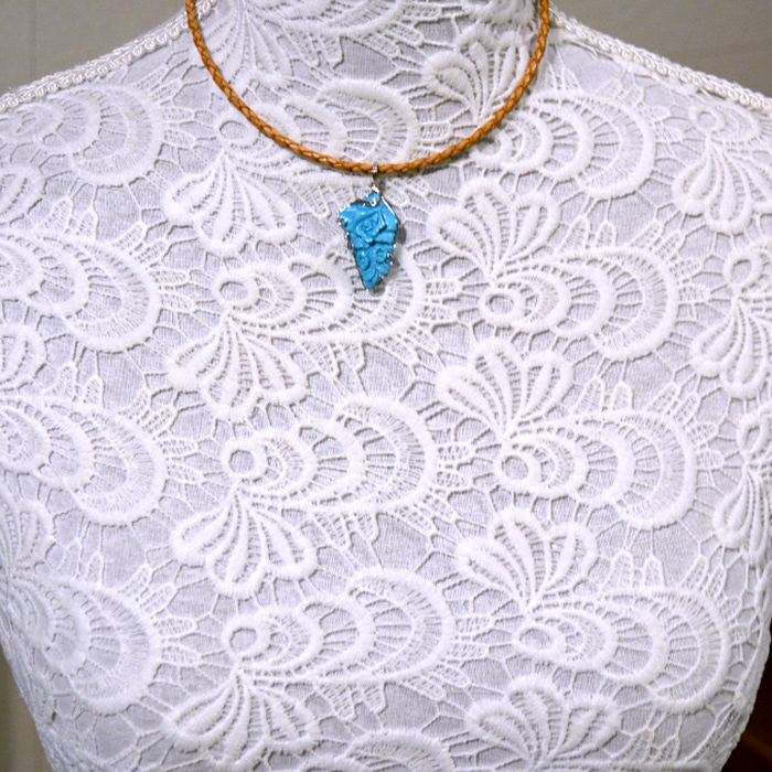 トルコ石素材のお花カメオネックレス