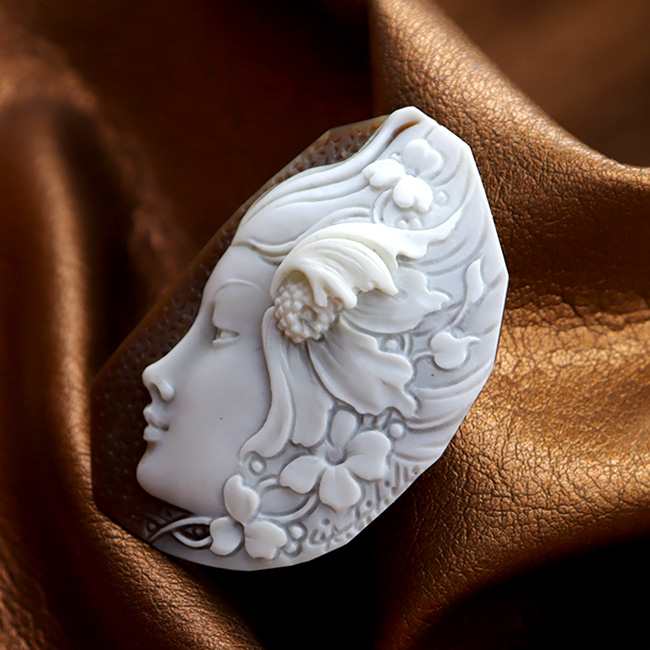 カメオ彫刻家ヴィティエッロ氏彫刻 美しい女性像のカメオ作品のご紹介